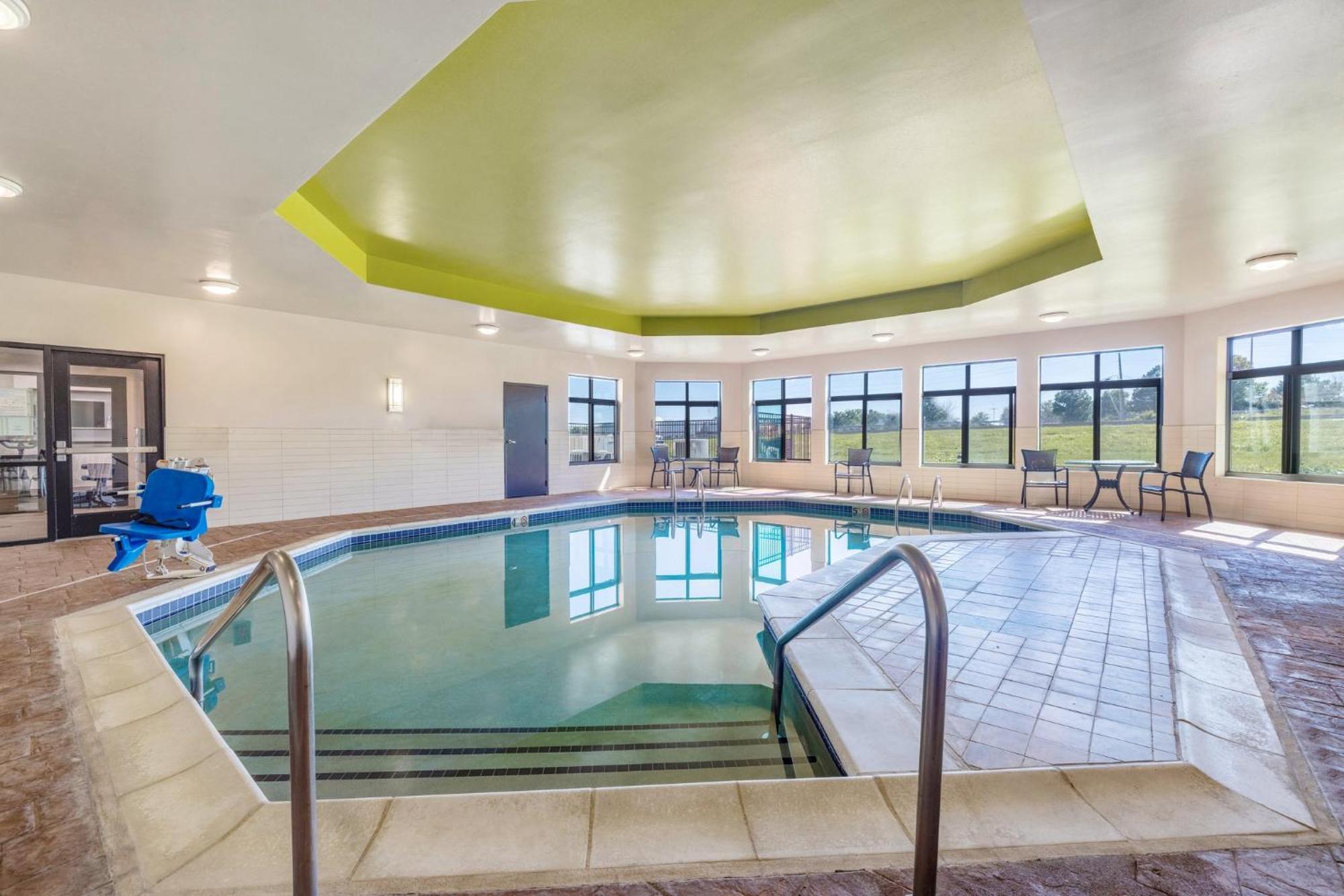 Holiday Inn Express & Suites Kansas City Airport By Ihg Ngoại thất bức ảnh